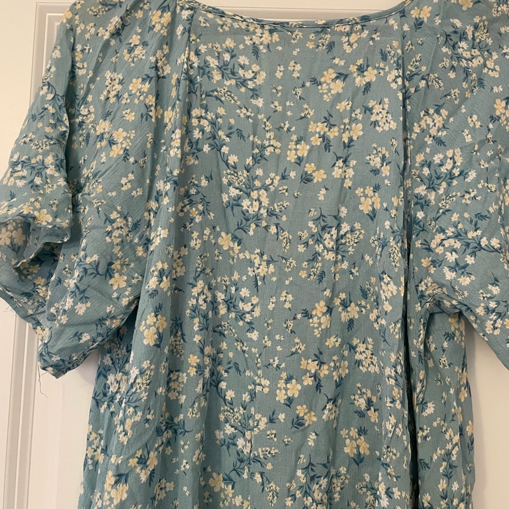 NWT Miss Me Buckle Blue Floral with crochet overlay flutter sleeve tunic blouse - Picture 9 of 9